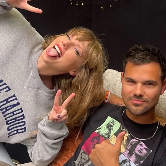 Taylor Swift Sweatshirt!!! ✨✨✨✨ - Picture 3 of 5